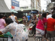 タイの朝市を楽しむ