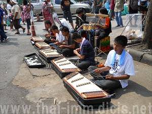 サンデーマーケットを楽しむ サンデーマーケットを楽しむ